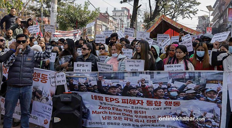 कोरिया छिटो पठाउन माग राखेर माइतीघरमा प्रदर्शन (तस्वीरहरू)