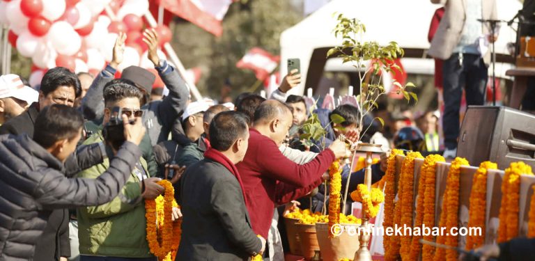 विरुवामा पानी हालेर गगन-विश्वले गरे विशेष महाधिवेशन उद्घाटन