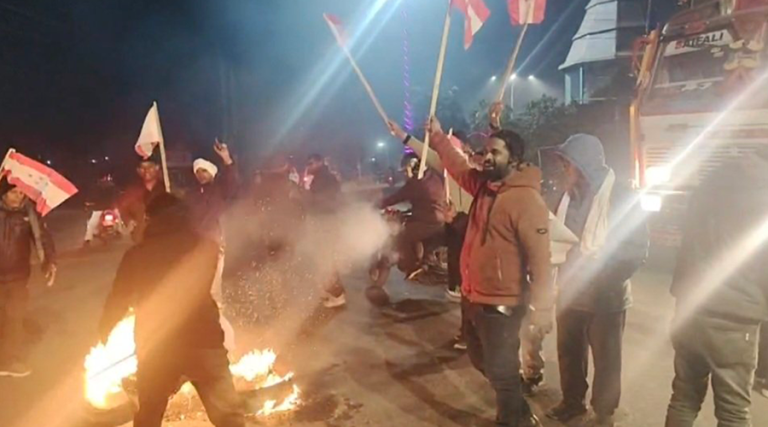 जनकपुरमा निधिका समर्थकले जलाए महामन्त्री थापाको पुत्ला