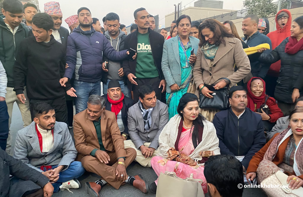 गगन नेतृत्वको कांग्रेस पदाधिकारी पनि धर्नामा