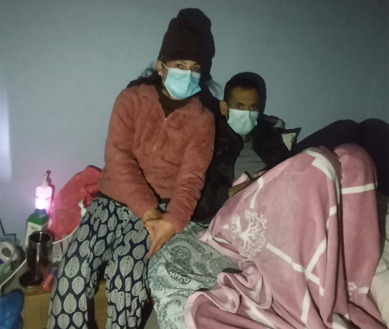 युद्धमा खुट्टा गुमाएकी गोमा आमाको मिर्गौला पाएर बाँच्न संघर्षरत श्रीमानसँग अस्पतालमा