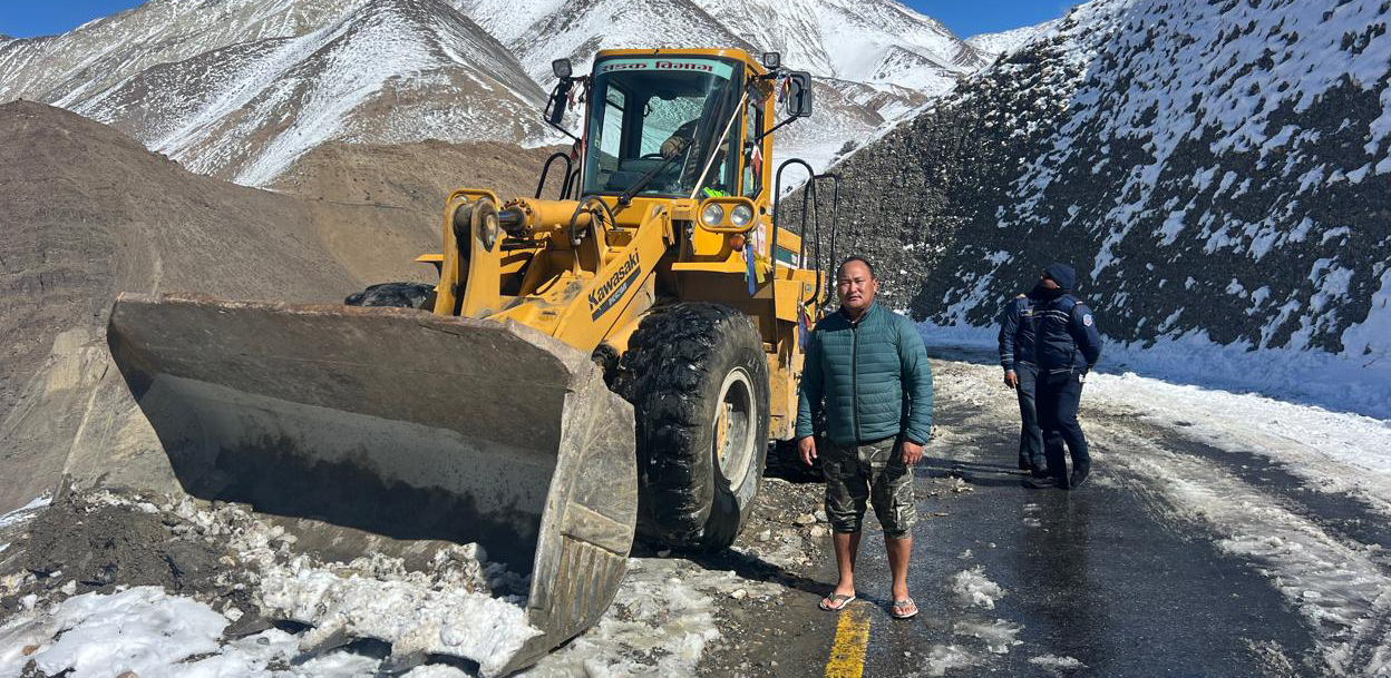 अवरुद्ध कागबेनी-मुक्तिनाथ सडकको हिउँ पन्छ्याउन सुरु