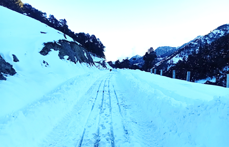 भारी हिमपातका कारण मध्यपहाडी लोकमार्गमा अलपत्र यात्रुको उद्धार  