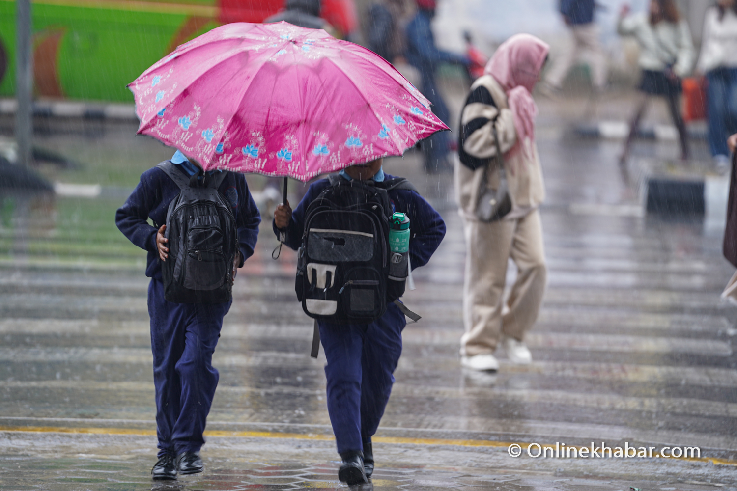 काठमाडौं उपत्यकामा पहिलो हिउँदे वर्षा (तस्वीरहरू)  