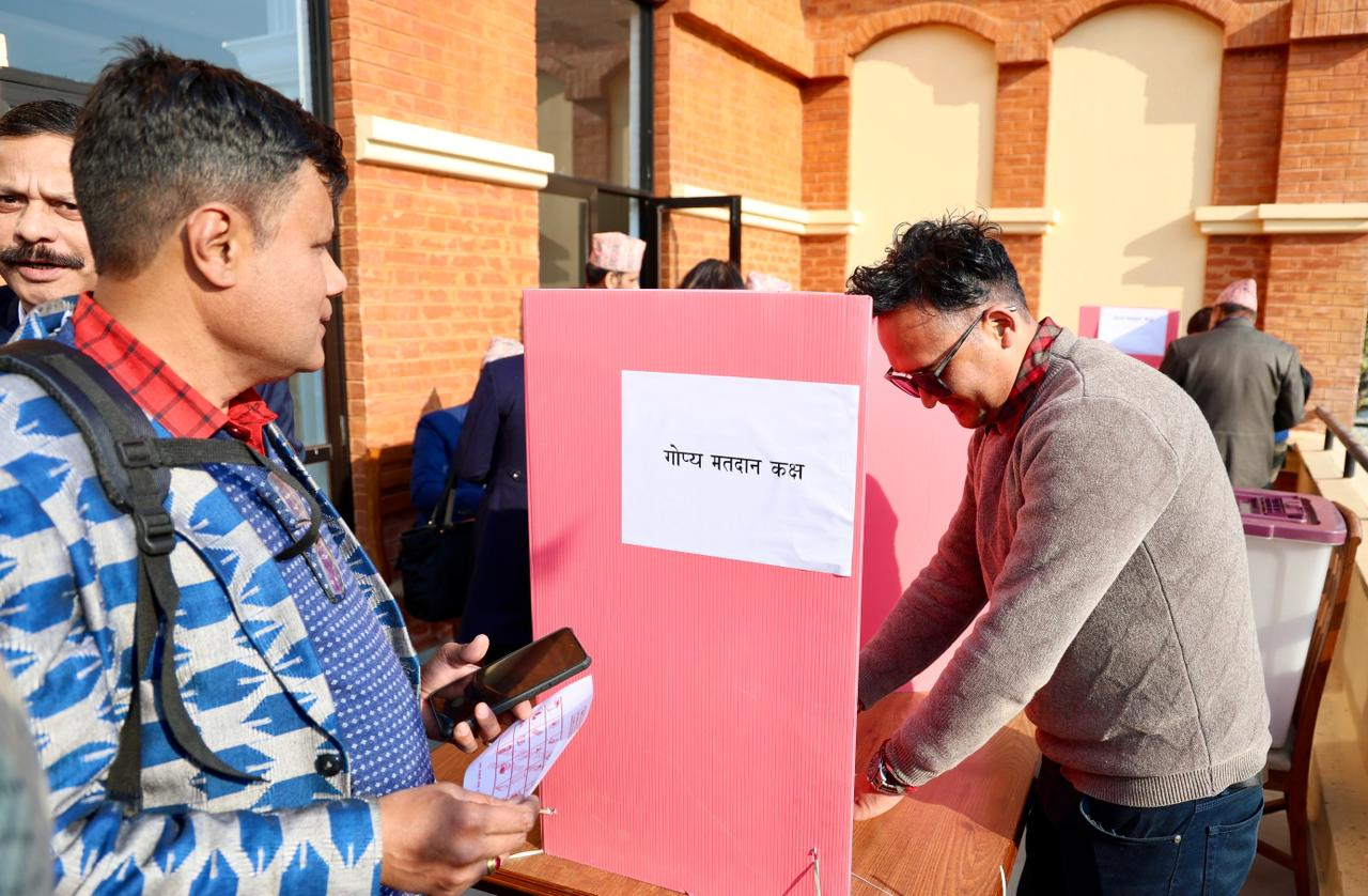 नमुना मतदान गर्दै निर्वाचन अधिकृतहरू