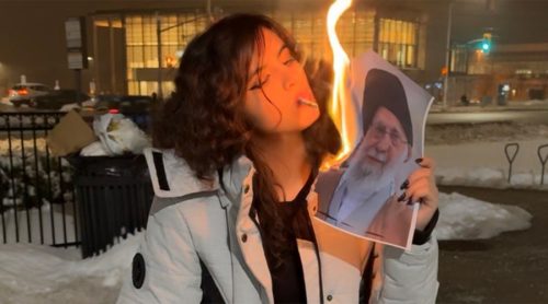 चुरोट तान्दै इरानका सर्वोच्च नेता खामेनीको तस्वीर जलाउने युवती को हुन् ?