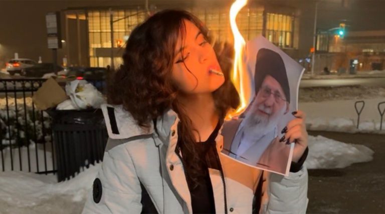 चुरोट तान्दै इरानका सर्वोच्च नेता खामेनीको तस्वीर जलाउने युवती को हुन् ?