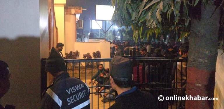 टिकट वितरणमा चलखेल भएको भन्दै रवि–बालेन बसेको होटल बाहिर विरोध