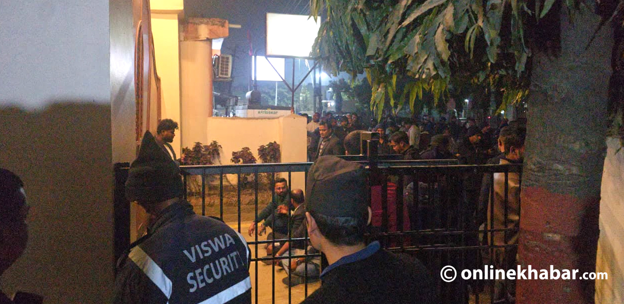 टिकट वितरणमा चलखेल भएको भन्दै रवि–बालेन बसेको होटल बाहिर विरोध