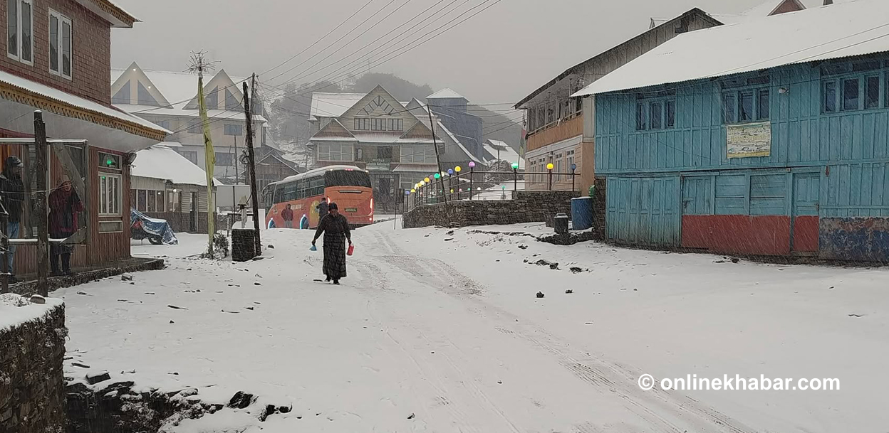 कालिञ्चोकमा हिमपात (तस्वीरहरू)