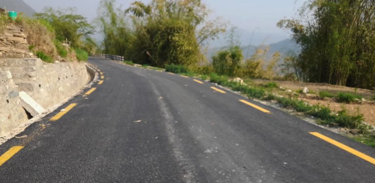 आठ वर्षमा दुई सय किलोमिटर सडक कालोपत्र