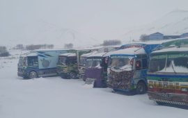 हिमपातपछि लोमान्थाङमै रोकिए कन्टेनर