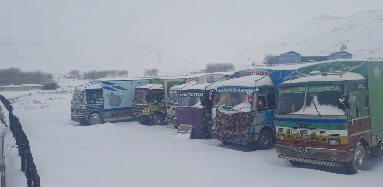 हिमपातपछि लोमान्थाङमै रोकिए कन्टेनर