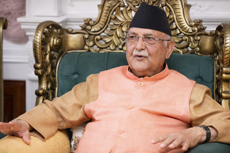 मानवअधिकार आयोगमा साढे दुई घण्टा ओलीको बयान, दिए ३५ प्रश्नको उत्तर