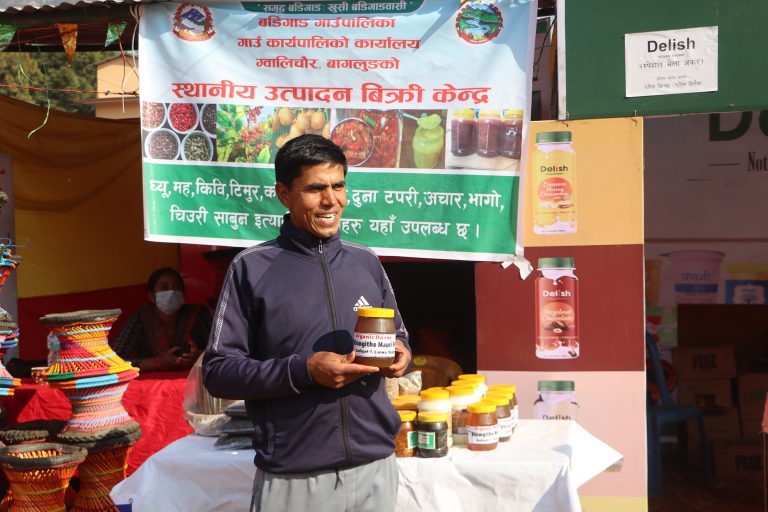 विदेशमा हण्डर खाएर गाउँ फर्किएका लोकबहादुरको मौरी मोह