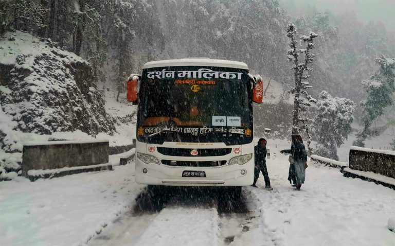हिमपातका कारण मध्यपहाडी लोकमार्ग पुन: अवरुद्ध, यात्रु अलपत्र