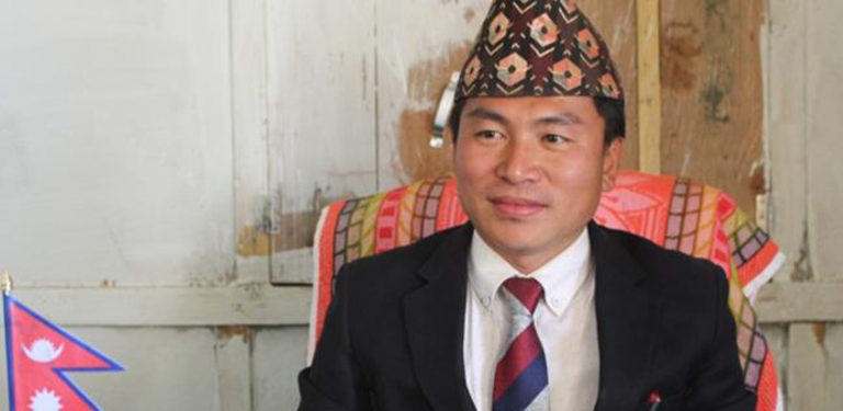 गाउँपालिकाको अध्यक्षबाट राजीनामा दिएर स्वतन्त्र उम्मेदवार