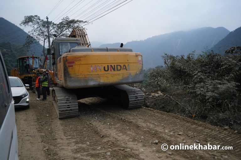 यसरी भइरहेको छ नागढुंगा–मुग्लिन सडक विस्तार (तस्वीरहरू)