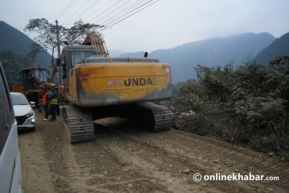 यसरी भइरहेको छ नागढुंगा–मुग्लिन सडक विस्तार (तस्वीरहरू)
