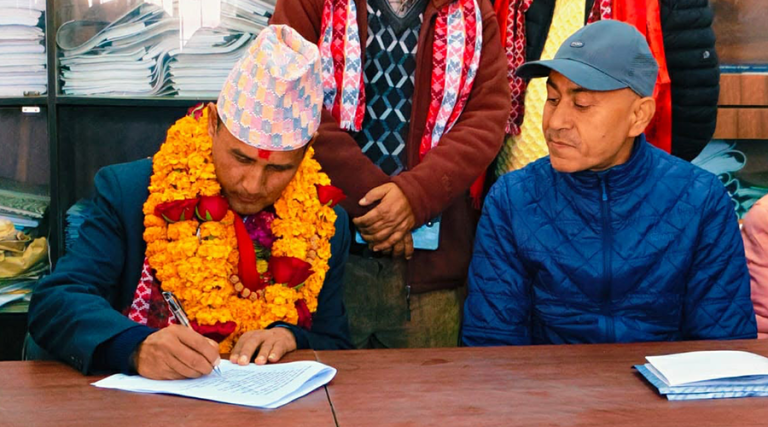 सुर्खेत-२ मा कांग्रेसका नारायण कोइरालाले गराए मनोनयन दर्ता