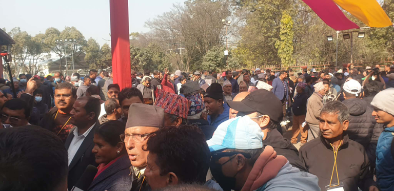 नयाँ नेतृत्व चयनको माग राखेर भृकुटीमण्डपमा नाराबाजी
