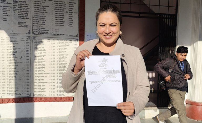 निशा अधिकारीले काठमाडौं ५ बाट गराइन् उम्मेदवारी दर्ता