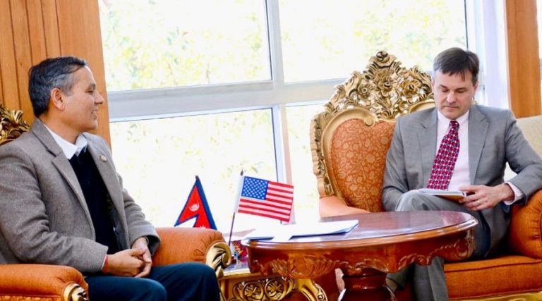 गृहमन्त्री अर्याल र अमेरिकी कार्यवाहक राजदूत अर्बमबीच शिष्टाचार भेट