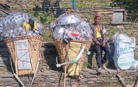 ४५ वर्षदेखि भाँडाको भारी बोकेर गाउँ घुमिरहेका फूलबहादुर