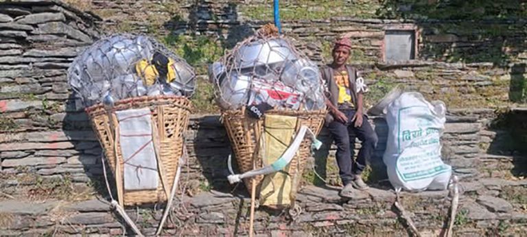 ४५ वर्षदेखि भाँडाको भारी बोकेर गाउँ घुमिरहेका फूलबहादुर