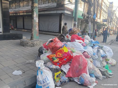 पोखराको फोहोर व्यवस्थापन : विवादको चंगुल, सडकमै फोहोरको डंगुर