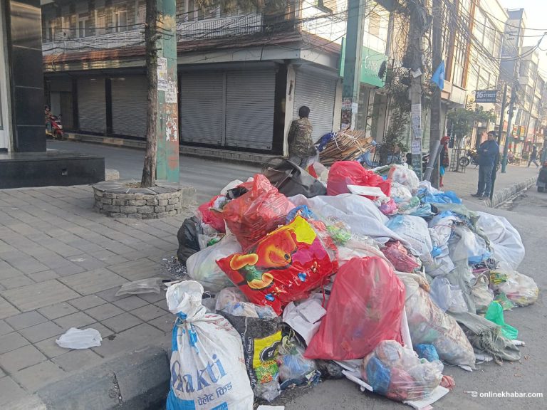 पोखराको फोहोर व्यवस्थापन : विवादको चंगुल, सडकमै फोहोरको डंगुर