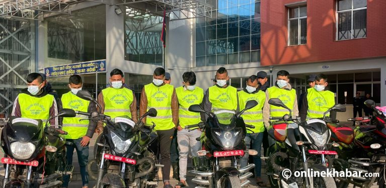 गोलीमा हानेर समातिएका १० लुटेरालाई प्रहरीले गर्‍यो सार्वजनिक