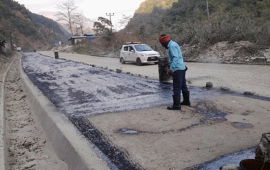 पुष्पलाल मध्यपहाडी लोकमार्ग : यात्रु र चालकलाई सास्ती   