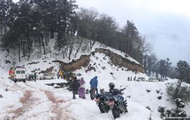 भारी हिमपातले मध्यपहाडी लोकमार्ग अवरुद्ध, २०० यात्रु अलपत्र