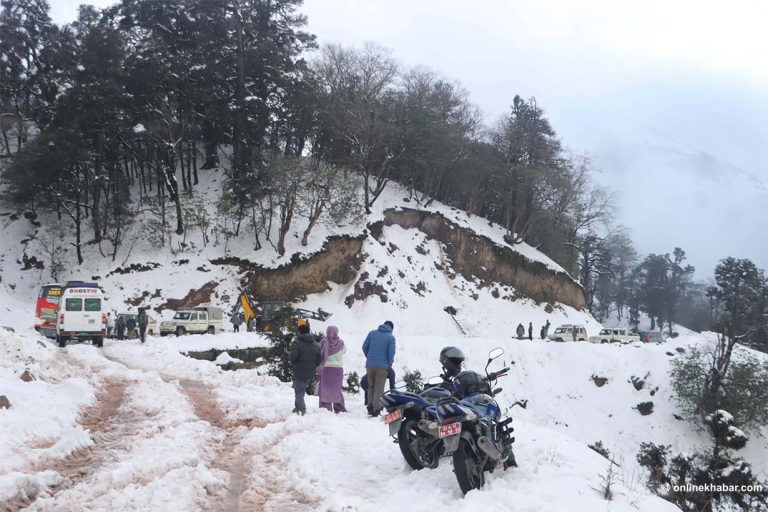 रुकुम पूर्वमा भारी हिमपात, मध्यपहाडी लोकमार्ग अवरुद्ध