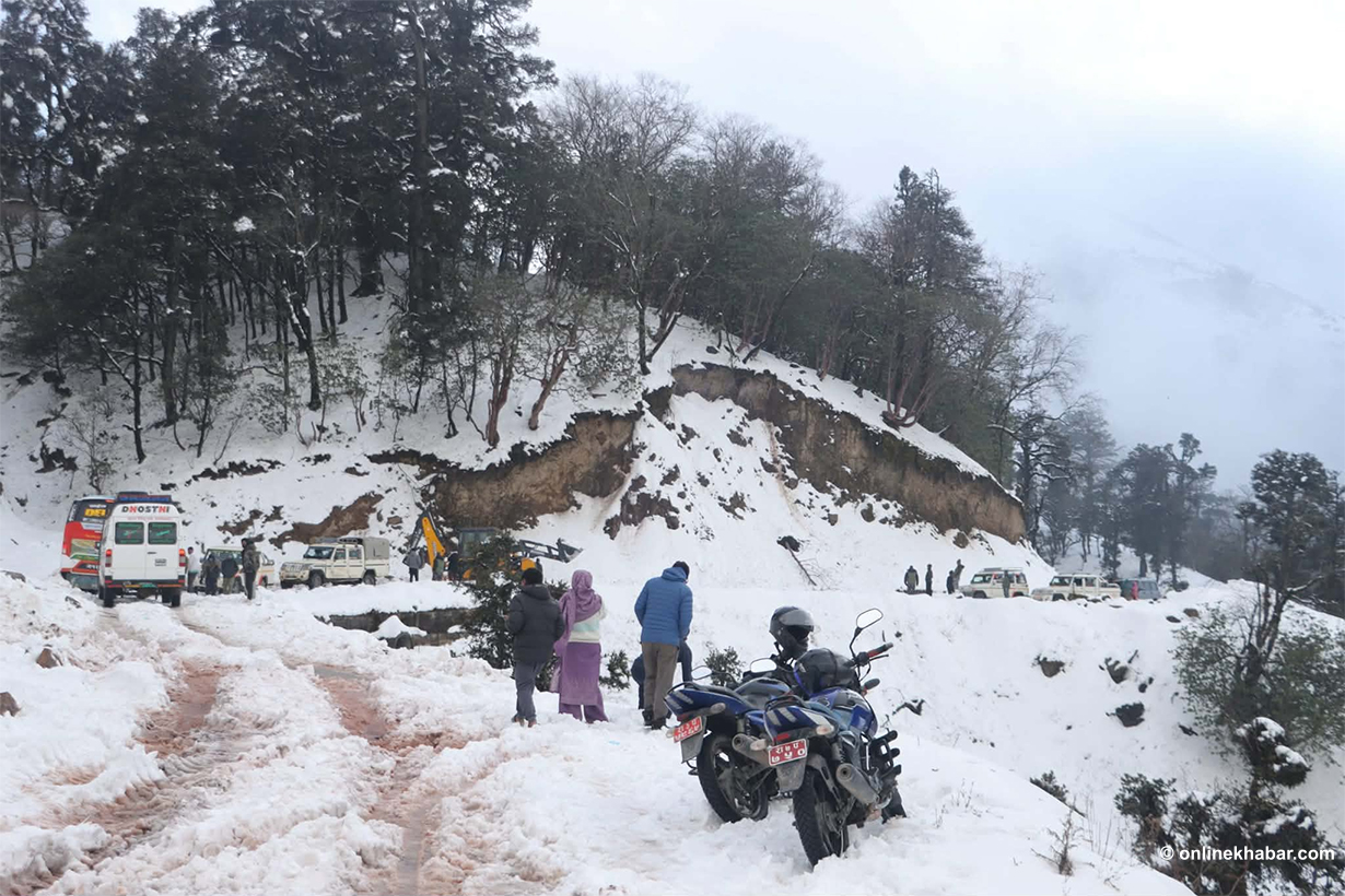 रुकुम पूर्वमा भारी हिमपात, मध्यपहाडी लोकमार्ग अवरुद्ध