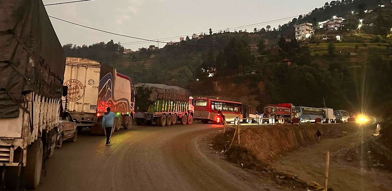 वर्षाका कारण भक्तपुर–साँगा सडकखण्डमा सवारी जाम