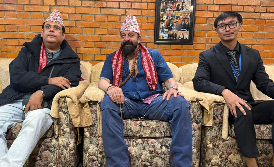 संजय दत्त काठमाडौं आइपुगे, नेपाली टोपी लगाइदिएर स्वागत