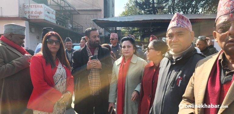 आधिकारिकता दाबी गर्दै सर्वोच्च पुगे देउवा पक्षीय नेताहरू