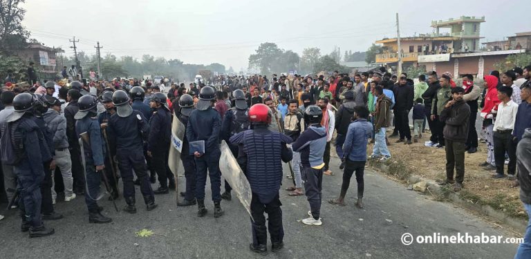 सिरहामा ऐलानी जग्गा खाली गर्न जाँदा एकको मृत्यु, पूर्व-पश्चिम राजमार्ग तनावग्रस्त