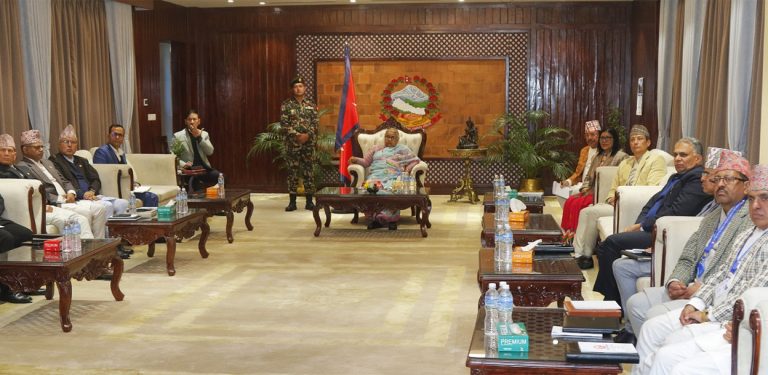 बालुवाटारमा प्रधानमन्त्री र आयोगका पदाधिकारीबीच छलफल