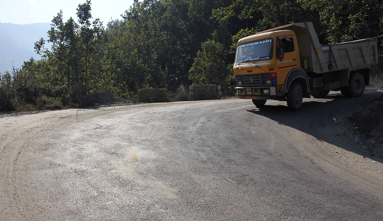 तम्घास–छल्दी सडकको जोखिमयुक्त स्थानमा मर्मत