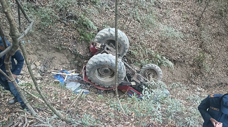 बैतडीमा ट्याक्टर दुर्घटना हुँदा चालकको मृत्यु, ३ घाइते