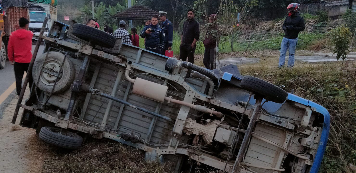 सिन्धुलीमा पिकनिक खाएर फर्किँदै गरेको मिनी ट्रक दुर्घटना, १५ घाइते