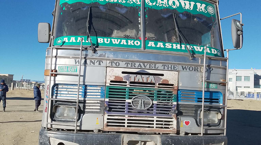 लोमान्थाङबाट २ करोड बढीको भेप बोकेको कन्टेनरसहित १ जना नियन्त्रणमा