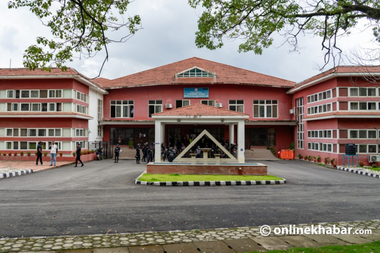 दुई सातादेखि त्रिविमा ताला, पदाधिकारीलाई विश्वविद्यालय प्रवेशमा रोक