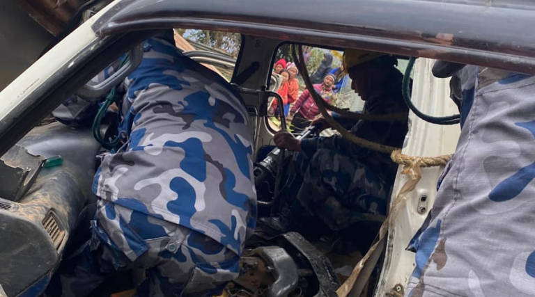 काभ्रेको मण्डनदेउपुरमा विद्यार्थी बोकेको भ्यान दुर्घटना, चालक घाइते