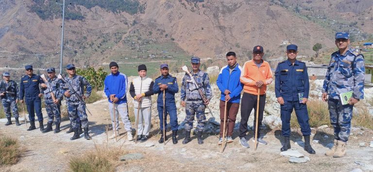 निर्वाचन सुरक्षाका लागि दार्चुलाका मतदान स्थलमा संयुक्त सुरक्षा गस्ती