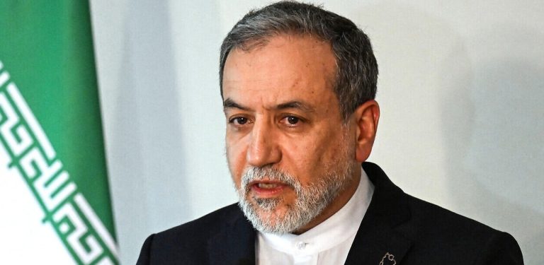 इरानका विदेश मन्त्री ओमान पुगे, अमेरिकी प्रतिनिधिसँग वार्ता हुने