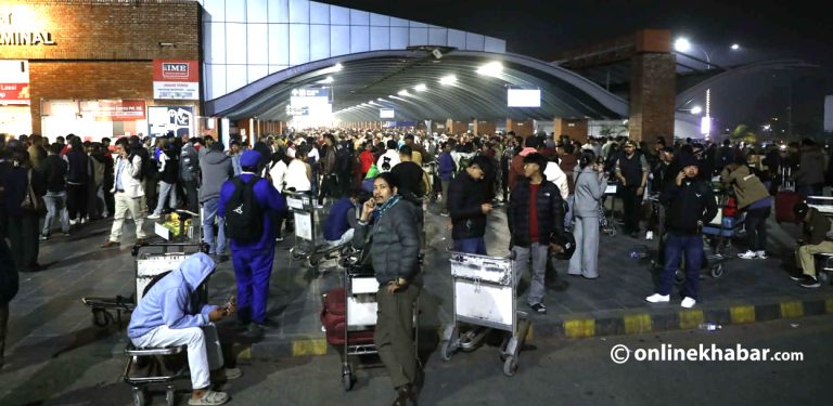 मध्यपूर्वको तनाव : विमानस्थलमा यात्रु अलपत्र (तस्वीरहरू)